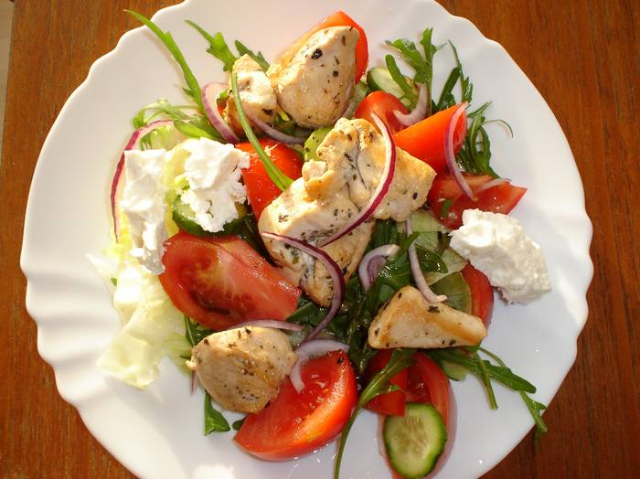 Bunter Salat mit Feta und Huhn - Schraegschrift